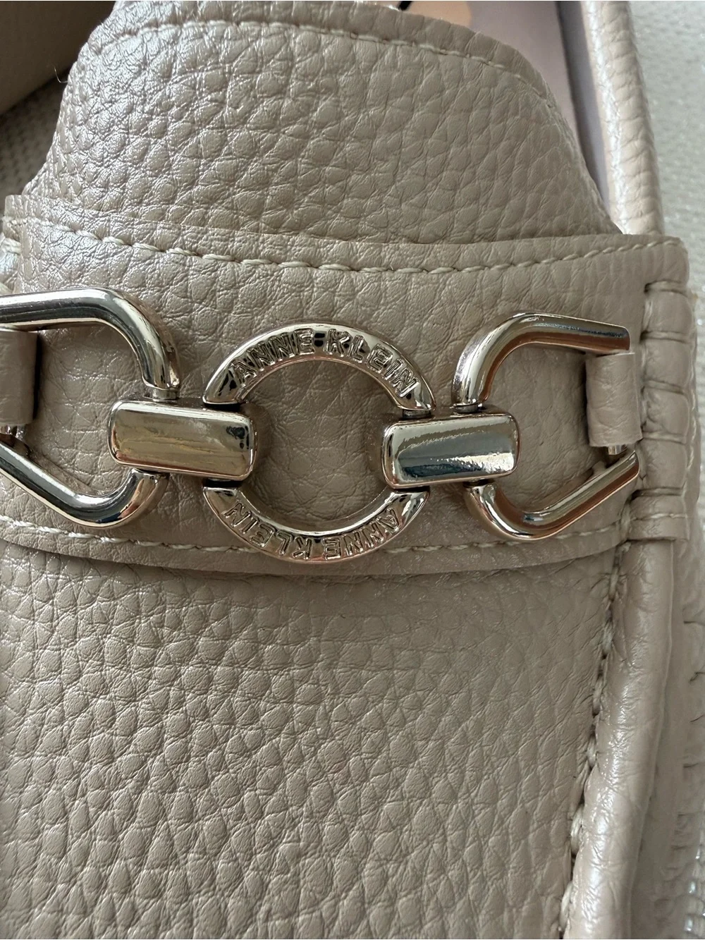 ANNE KLEIN Beige Pebbled Leather Gold-tone Chain-Trim Loafers, 7, NWOT